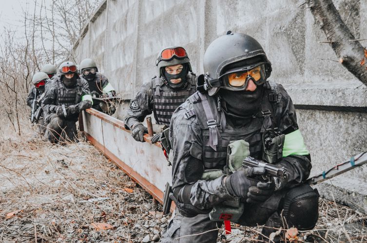В МАЙКОПЕ СОТРУДНИКИ СОБР ЗАДЕРЖАЛИ ИНОСТРАННЫХ ГРАЖДАН, НЕЗАКОННО НАХОДИВШИХСЯ НА ТЕРРИТОРИИ РОССИИ