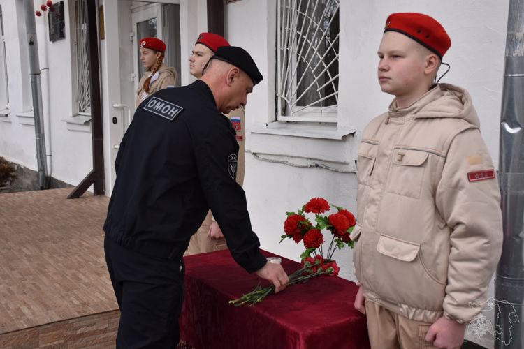 ОФИЦЕР ОМОН РАССКАЗАЛ МАЙКОПСКИМ ШКОЛЬНИКАМ О ВОЙНЕ В АФГАНИСТАНЕ
