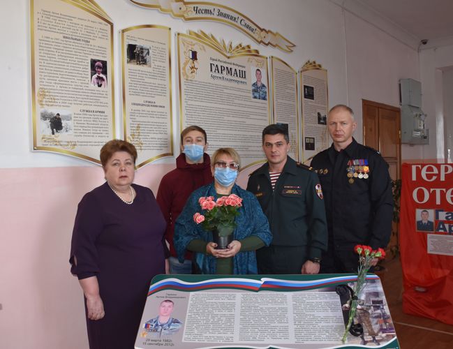 В МАЙКОПЕ ПО ИНИЦИАТИВЕ РОСГВАРДИИ УВЕКОВЕЧЕНА ПАМЯТЬ О БОЙЦЕ ОМОН ГЕРОЕ РОССИИ ПРАПОРЩИКЕ ПОЛИЦИИ АРТЁМЕ ГАРМАШ