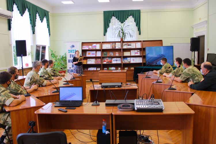 В Адыгее военнослужащие Росгвардии приняли участие в патриотической акции в честь Дня государственного флага Российской Федерации