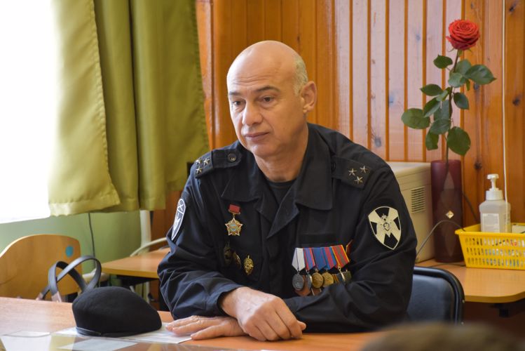 В Адыгее офицеры спецподразделений Росгвардии провели тематические встречи со школьниками