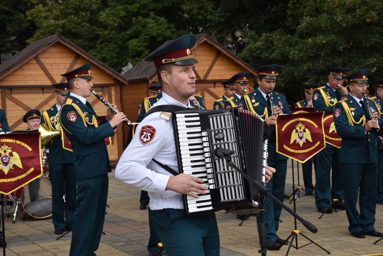 ВОЕННЫЕ МУЗЫКАНТЫ-РОСГВАРДЕЙЦЫ ИЗ КРАСНОДАРА ДАЛИ КОНЦЕРТ В АДЫГЕЕ