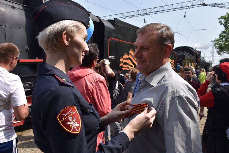 Росгвардия в Адыгее встретила ретро-поезд «Победа» и присоединилась к всероссийской акции «Георгиевская ленточка»