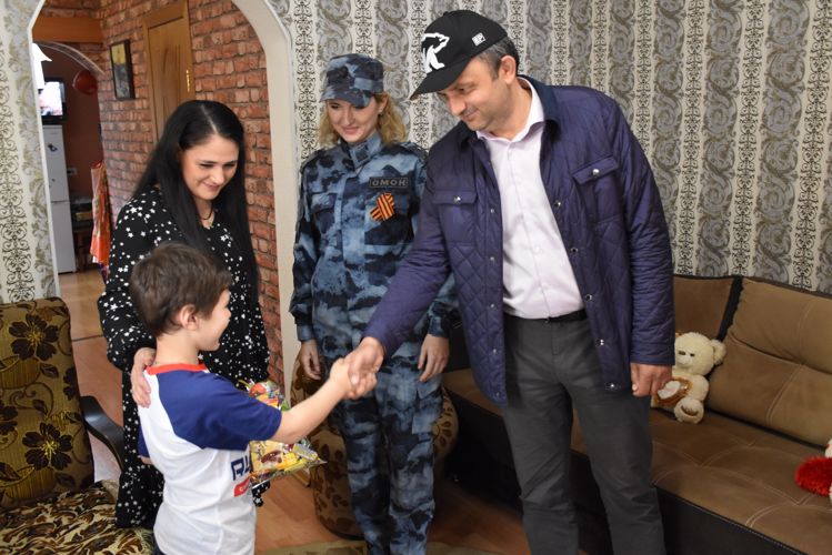 В Адыгее дети росгврадейцев получили подарки от главы региона