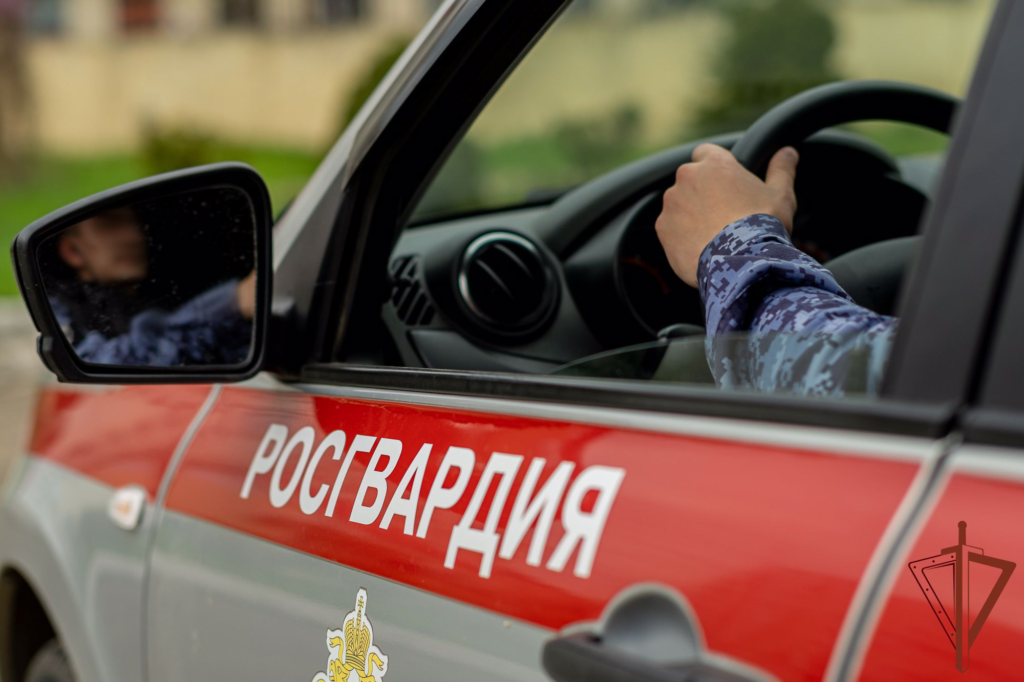Пытавшегося угнать автомобиль мужчину задержали росгвардейцы в Адыгее