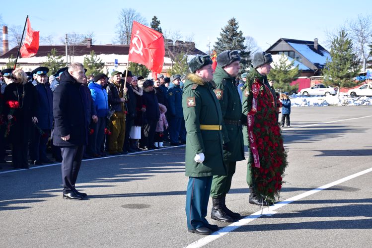 Сотрудники Росгвардии приняли участие в торжественной церемонии возложения цветов к Вечному огню в Майкопе