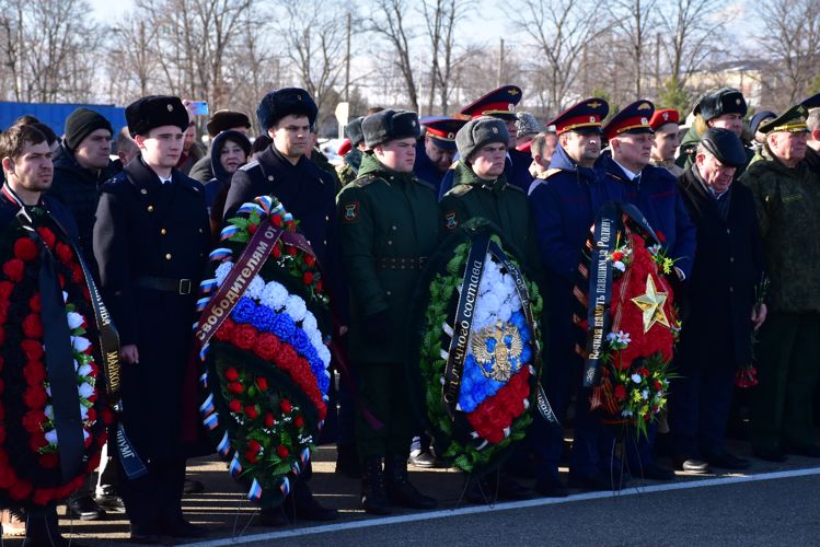 Сотрудники Росгвардии приняли участие в торжественной церемонии возложения цветов к Вечному огню в Майкопе