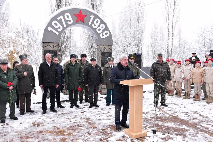 Память павших воинов-интернационалистов почтили офицеры Росгвардии в Адыгее