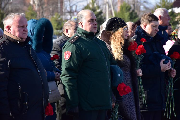 Сотрудники Росгвардии приняли участие в торжественной церемонии возложения цветов к Вечному огню в Майкопе