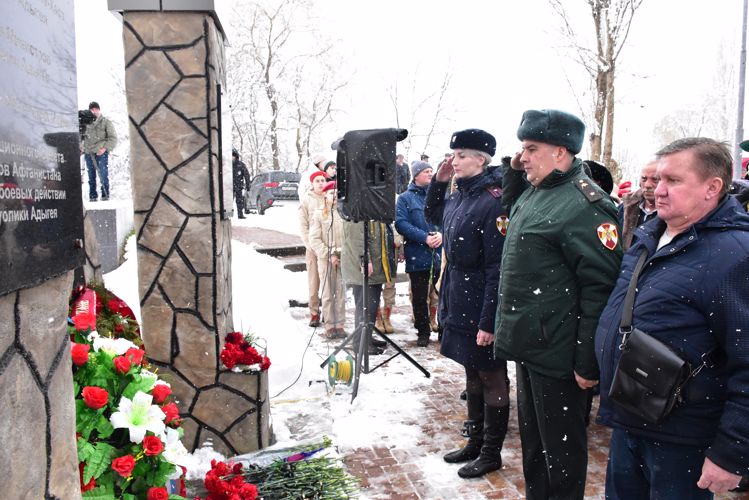 Память павших воинов-интернационалистов почтили офицеры Росгвардии в Адыгее