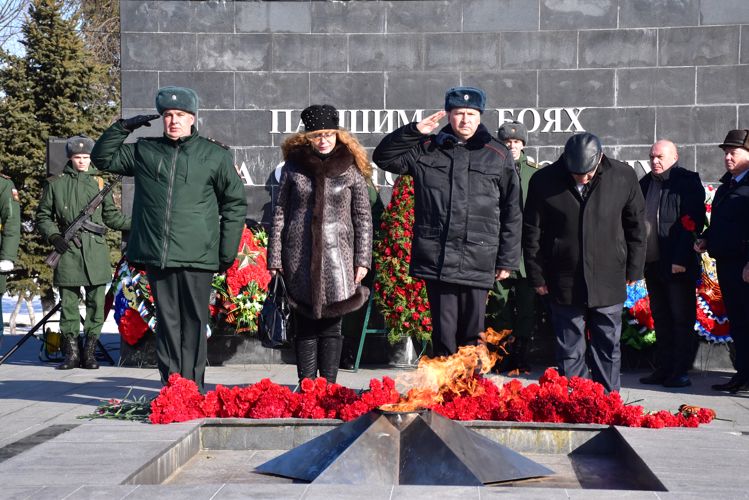 Сотрудники Росгвардии приняли участие в торжественной церемонии возложения цветов к Вечному огню в Майкопе