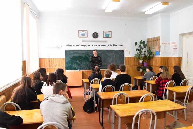 В преддверии Дня защитника Отечества, росгвардейцы провели уроки мужества в Адыгее