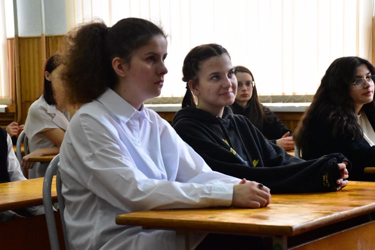 В преддверии Дня защитника Отечества, росгвардейцы провели уроки мужества в Адыгее