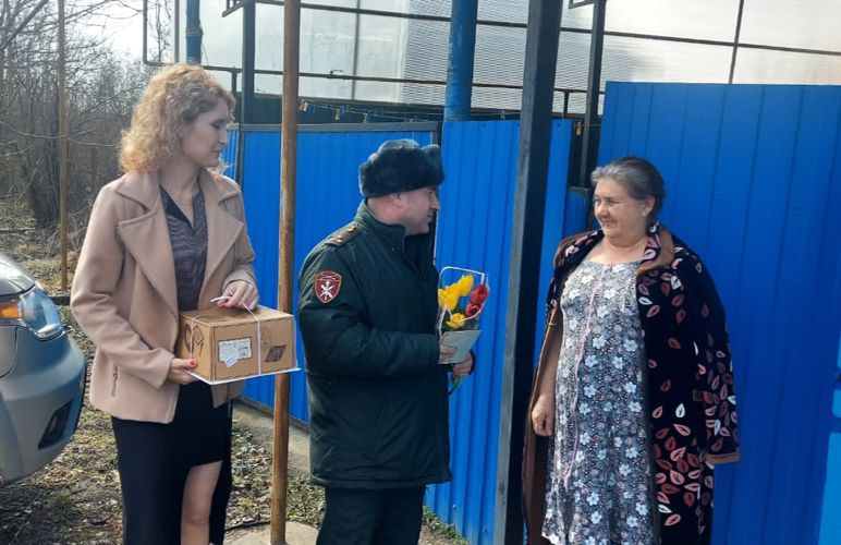 Росгвардейцы Адыгеи поздравили с Международным женским днем мать погибшего боевого товарища