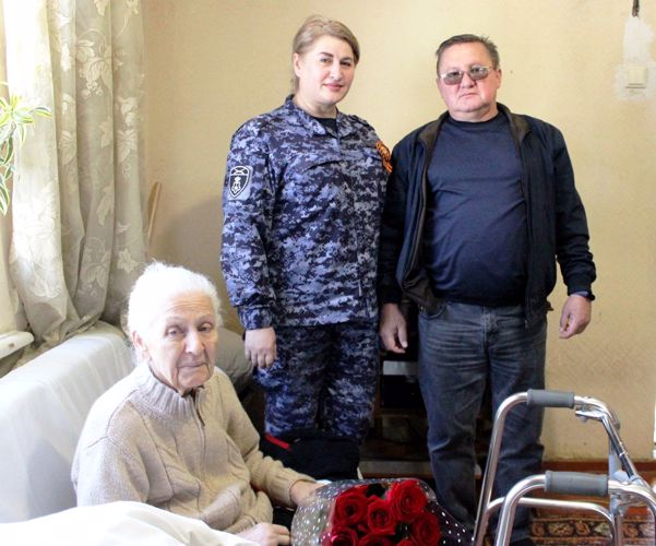 Вдову  участника Великой Отечественной войны навестили росгвардейцы в Майкопе