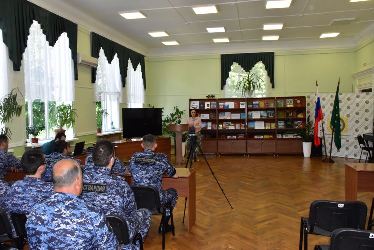 В Адыгее сотрудники Росгвардии стали гостями открытой лекции и книжной выставки  к Дню России