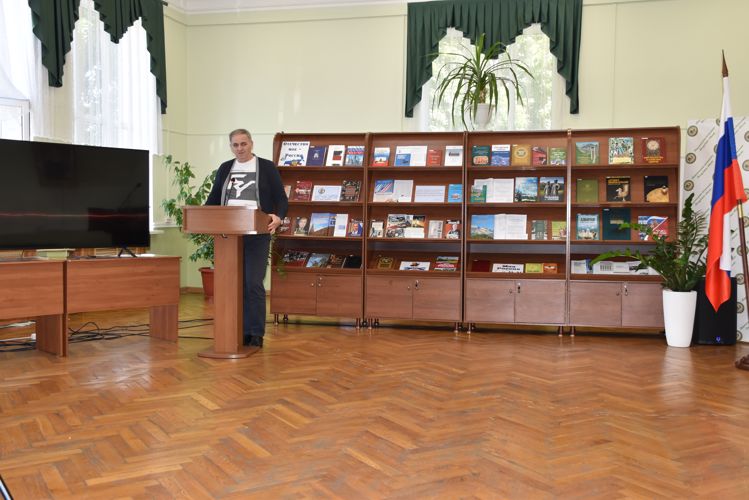 В Адыгее сотрудники Росгвардии стали гостями открытой лекции и книжной выставки  к Дню России