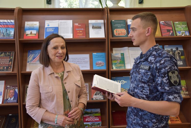 В Адыгее сотрудники Росгвардии стали гостями открытой лекции и книжной выставки  к Дню России