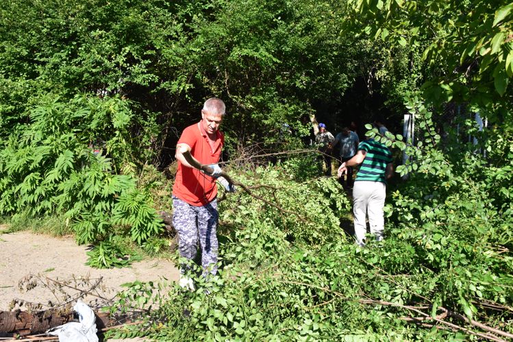 Экологический субботник провели росгвардейцы в детском социальном учреждении Майкопа