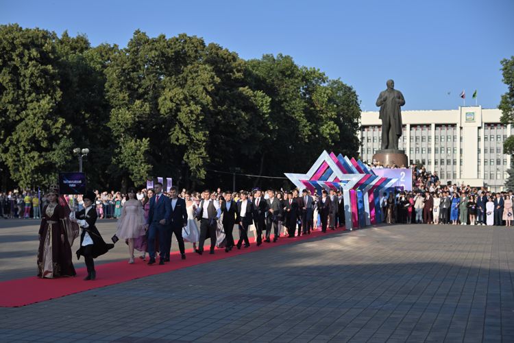 Росгвардия обеспечила в Адыгее правопорядок во время  бала выпускников средних общеобразовательных учреждений