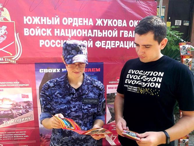Росгвардейцы открыли в Майкопе мобильный пункт приема граждан на службу по контракту