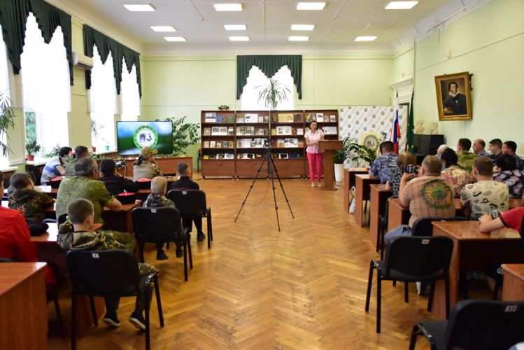 Росгвардейцы посетили книжную выставку, посвященную 195-летию со дня рождения классика мировой литературы Льва Толстого
