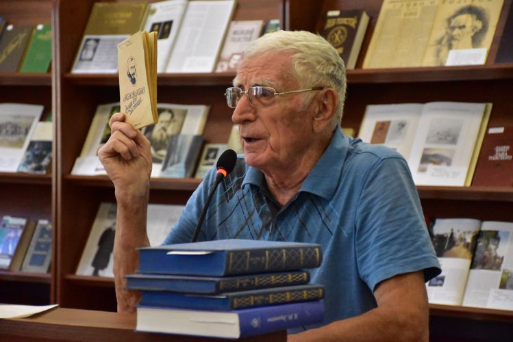 Росгвардейцы посетили книжную выставку, посвященную 195-летию со дня рождения классика мировой литературы Льва Толстого