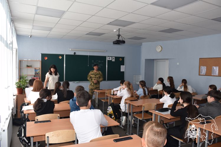 Бойцы ОМОН «Фишт» поздравили с днем рождения дочь погибшего сослуживца