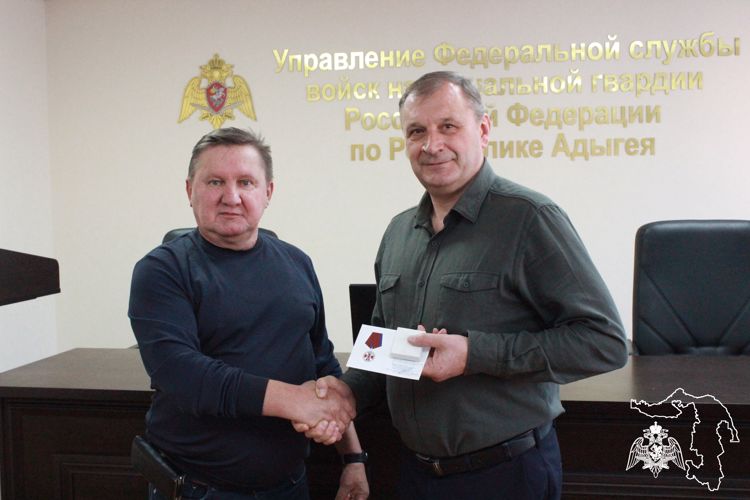 Памятные медали вручили членам совета ветеранов территориального управления Росгвардии в Майкопе