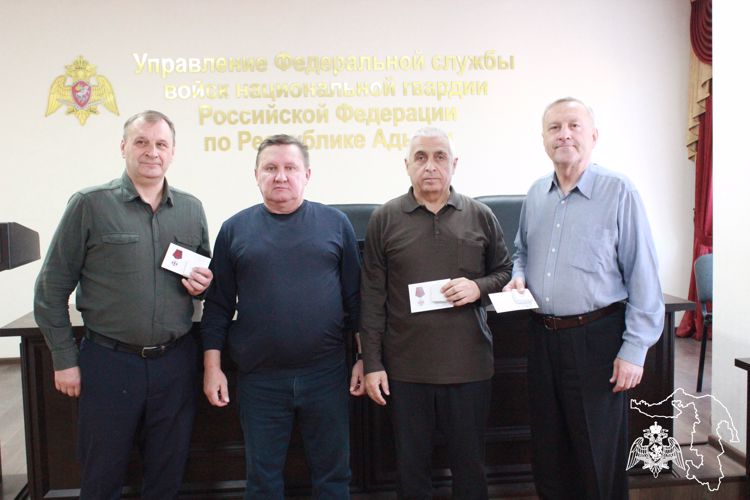 Памятные медали вручили членам совета ветеранов территориального управления Росгвардии в Майкопе