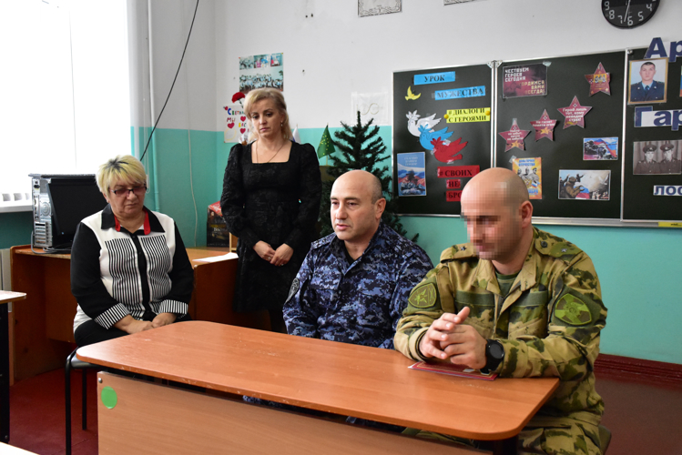 Сотрудники Росгвардии вместе с майкопскими школьниками почтили память Героя России