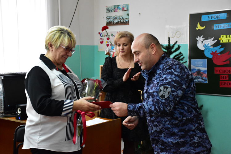 Сотрудники Росгвардии вместе с майкопскими школьниками почтили память Героя России