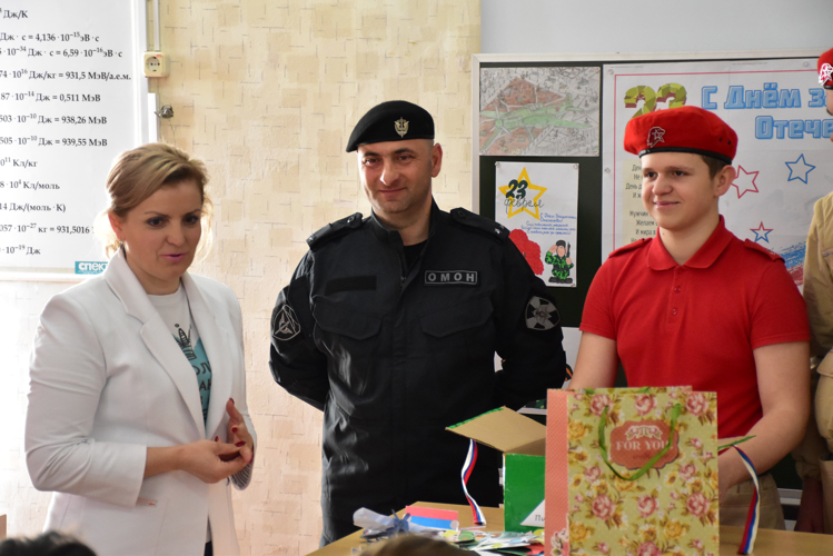 Сотрудник ОМОН провел урок мужества в Адыгее