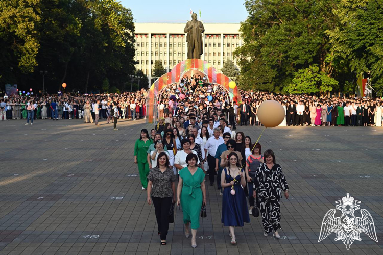 Безопасность республиканского выпускного бала обеспечили росгвардейцы в Адыгее