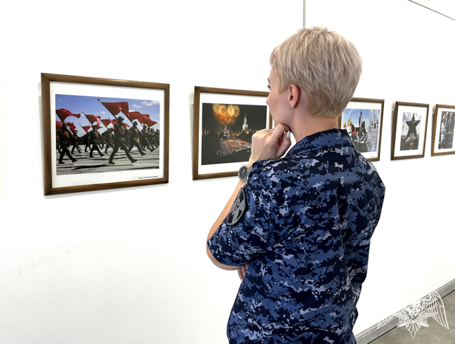 Сотрудники Росгвардии посетили выставку фоторабот Анатолия Жданова в Майкопе
