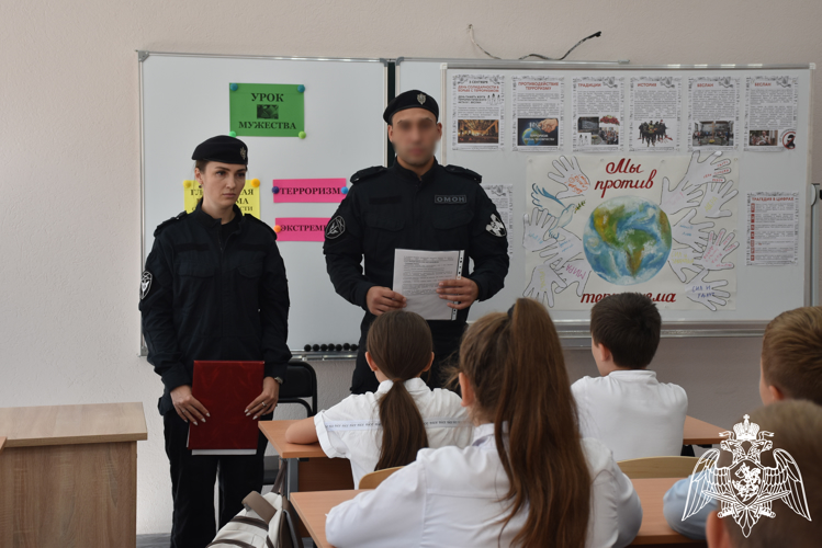 Росгвардейцы провели урок мужества для учеников подшефной школы в Адыгее