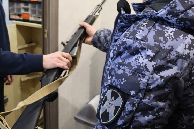 Добровольно сданное оружие в Адыгее росгвардейцы передали в зону СВО