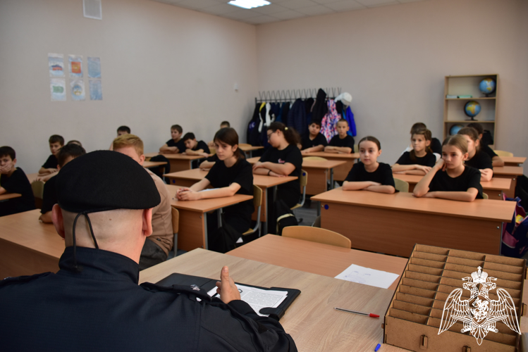 Урок мужества с кадетскими классами провел представитель ОМОН Росгвардии в Адыгее