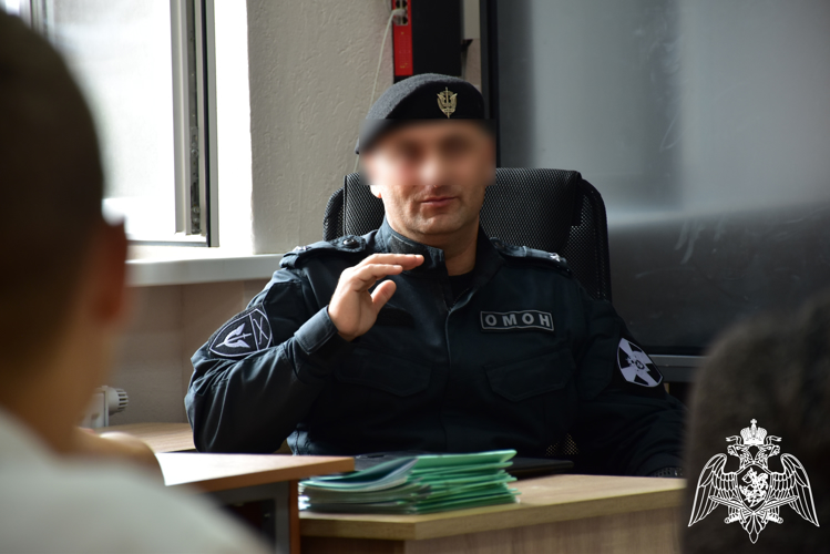 Урок мужества с кадетскими классами провел представитель ОМОН Росгвардии в Адыгее