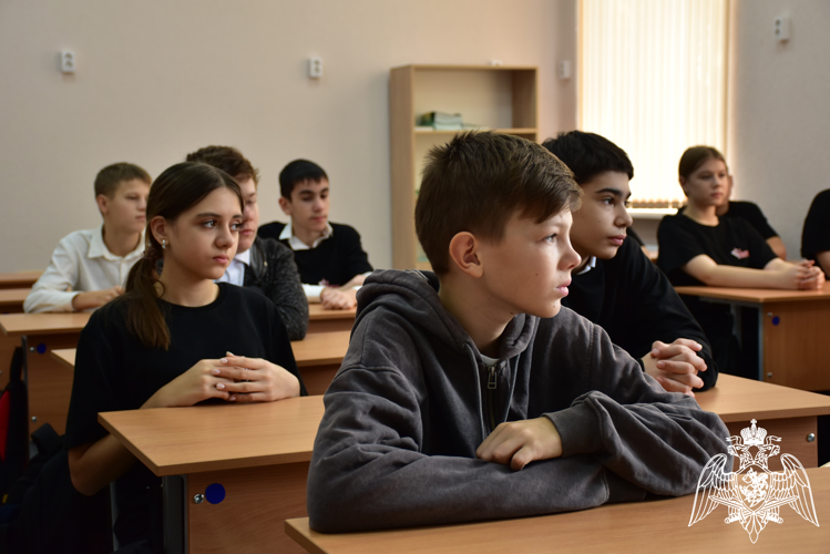 Урок мужества с кадетскими классами провел представитель ОМОН Росгвардии в Адыгее