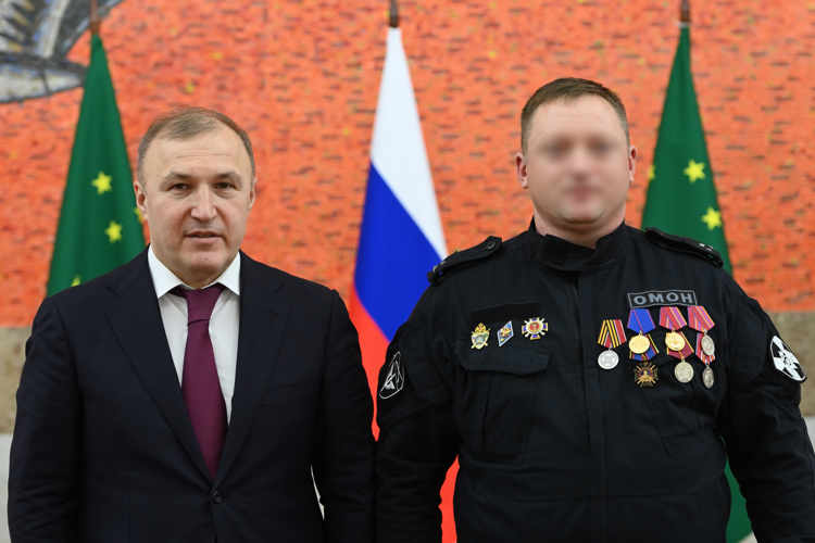 Глава Адыгеи вручил  росгвардейцу государственную награду
