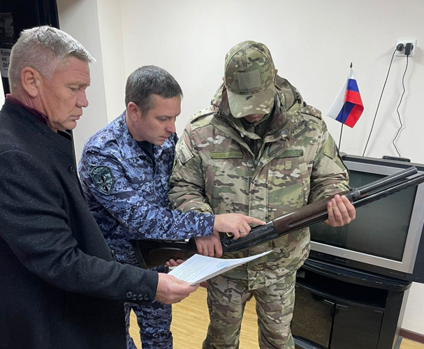 Жители Адыгеи продолжают передавать свое оружие в зону СВО