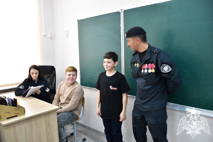 Сотрудники ОМОН «Фишт» Росгвардии провели уроки мужества в Адыгее