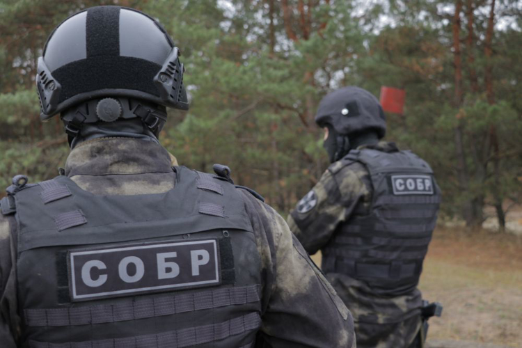 При содействии спецназа Росгвардии Адыгеи на Кубани задержаны подозреваемые в совершении грабежа