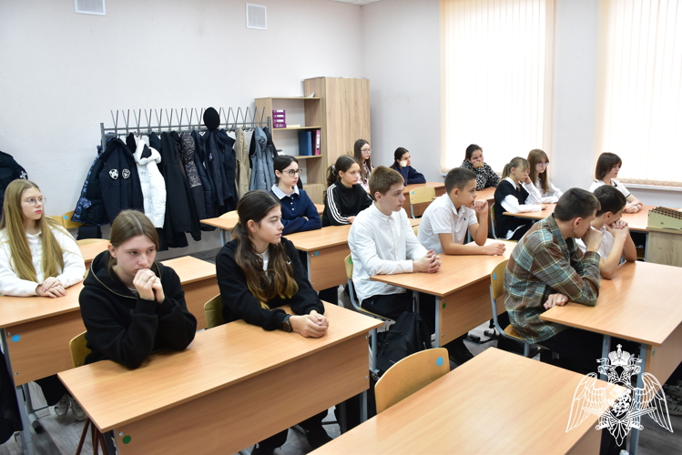 Бойцы ОМОН Росгвардии провели Урок мужества для школьников Майкопа