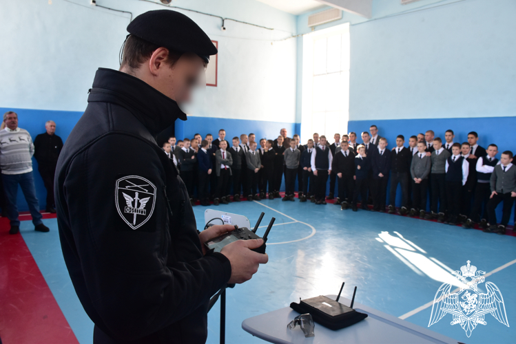 ОМОН Росгвардии познакомил воспитанников спецшколы Адыгеи с работой операторов  БПЛА