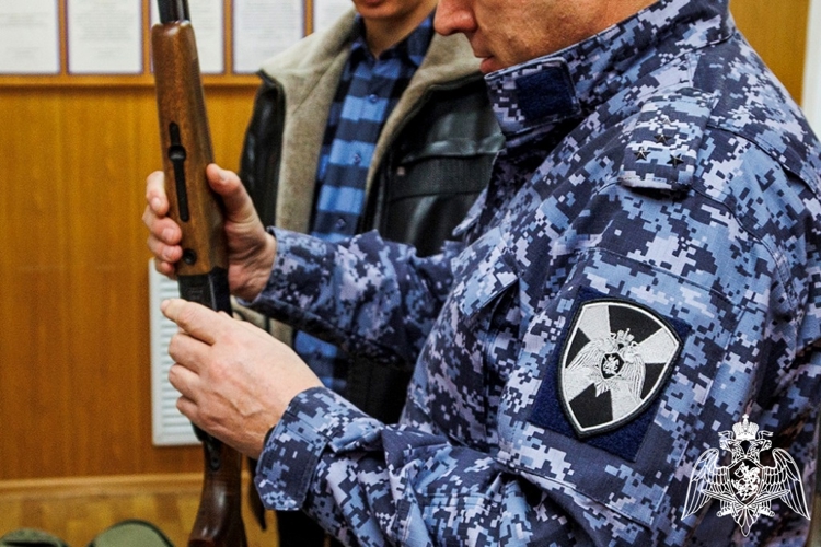 Сотрудники подразделений государственного контроля и лицензионно-разрешительной работы Росгвардии Адыгеи отмечают профессиональный праздник