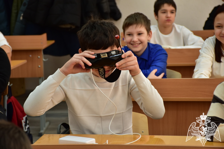 Сотрудники ОМОН «Фишт» Росгвардии продемонстрировали современные беспилотники ученикам майкопской школы