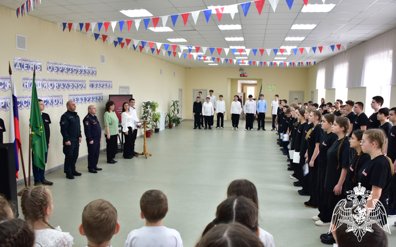 В Адыгее воспитанники классов Росгвардии поздравили своих наставников с годовщиной образования ведомства