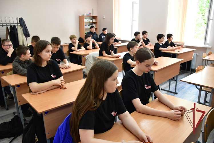 В преддверии Дня Победы росгвардейцы провели урок мужества для майкопских школьников